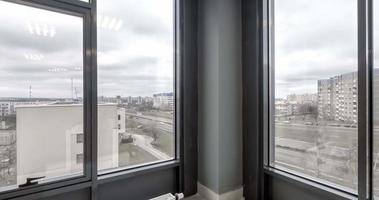 lazo rotación y panorámico ver en vacío moderno salón con columnas, puertas y panorámico ventanas con vista a el ciudad. video