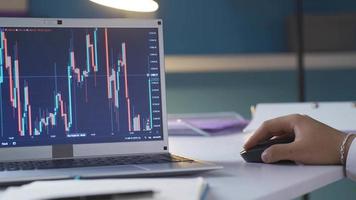 investerare, näringsidkare manlig analyserar stock marknadsföra diagram. lager och kryptovaluta utbyta. man analyserar stock marknadsföra diagram på bärbar dator, kryptovaluta diagram, stock diagram. video