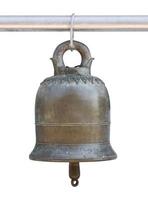 antiguo campana aislado en blanco antecedentes con recorte camino, tailandés estilo en templo foto