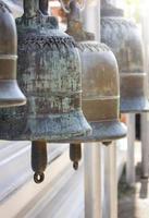 antiguo Iglesia campana en el templo de lamphun, Tailandia foto