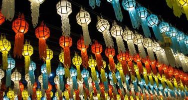 vistoso colgando linternas Encendiendo en noche cielo en loy krathong festival a del Norte de Tailandia foto