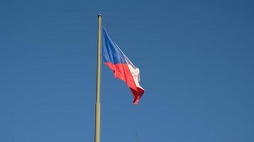 nationale drapeau de le tchèque république, tricolore de rouge, blanc et bleu. le tchèque drapeau sur une mât papillonne dans le vent contre une bleu ciel. video
