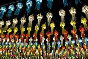 vistoso colgando linternas Encendiendo en noche cielo en loy krathong festival a del Norte de Tailandia foto