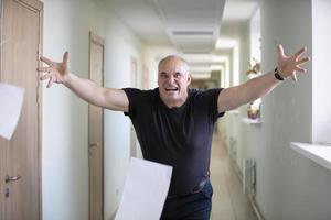 A man scatters sheets. Breakdown. Stress at work. An angry man in the hallway throws paper. photo