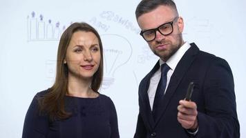 uomo e donna discutere il attività commerciale strategia per successo nel un' moderno bicchiere ufficio video