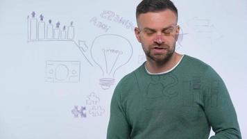 Mann zeichnet verschiedene Wachstum Diagramme, rechnen Aussichten zum Erfolg im ein modern Glas Büro video