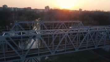 ver desde el altura de el ferrocarril puente en cuales el tren es paso a puesta de sol video