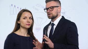 homme et femme discuter le affaires stratégie pour Succès dans une moderne verre Bureau video