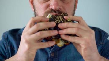 Man eats juicy hamburger video