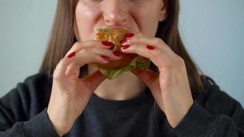 femme mange juteux Hamburger video