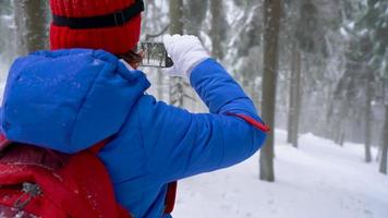 Jeune femme les usages une téléphone intelligent pour faire une Photos de une magnifique vue dans le montagnes, Carpates video