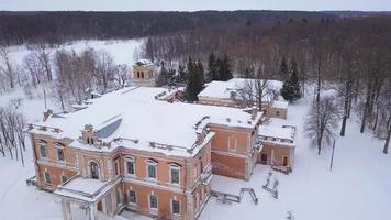 aérien vue de le vieux abandonné biens dans le désert hiver paysage video