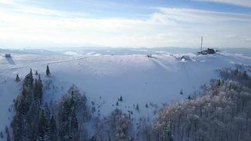 vlucht over- de Onderzoek station Aan top van Karpaten bergen gedekt met sneeuw. Doorzichtig ijzig weer video