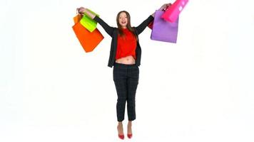 femmina acquirente Tenere multicolore shopping borse su bianca sfondo nel studio. andiamo partire shopping concetto video