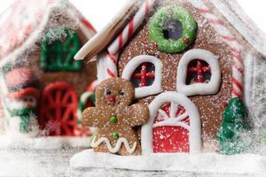 Navidad antecedentes. pan de jengibre hombre en el antecedentes de un fabuloso casa. foto