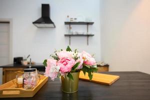 cocina mesa con flores y un bandeja. hermosa cocina interior. foto