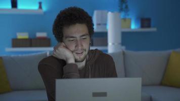 Lycklig ung man textning på bärbar dator på Hem. Lycklig och sympatisk ung man textning på bärbar dator på Hem, i en Bra humör, i kärlek, älskare. video