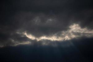 oscuro cielo con nubes y rayos de el Dom. antecedentes nublado día. foto