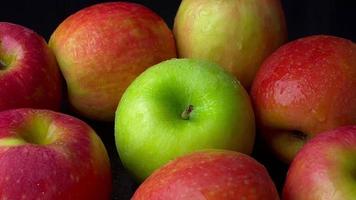 manzana, manzana fruta, de cerca de manzana Fruta con gotas agua video