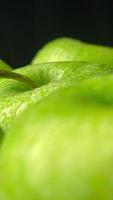 Apfel, Apfel Frucht, Nahansicht von Apfel Obst mit Tropfen video