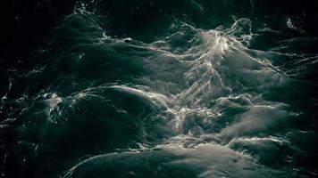 rápido fluido torrente de oscuro agua. lleno alta definición, bucle movimiento antecedentes. video