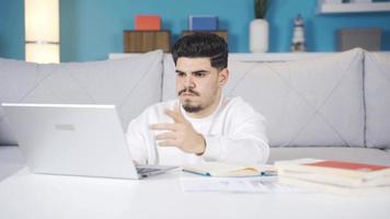 nervioso Universidad adolescente repentinamente vueltas apagado ordenador portátil. él es mordiendo su clavos. nervioso joven hombre es irritado por qué en ordenador portátil y picaduras su clavos. video