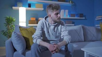 ongelukkig en verdrietig jong Mens huilen. de jong Mens wie is verdrietig en rouwen alleen Bij nacht Bij huis is huilen. familie problemen, eenzaamheid, verhouding problemen. video