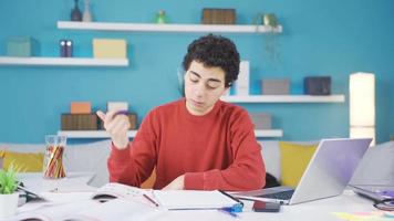 Telefono dipendente ragazzo fa non studia, giochi mobile Giochi. giovane ragazzo chi esigenze per studia per il suo formazione scolastica è giocando Giochi su il suo smartphone. video