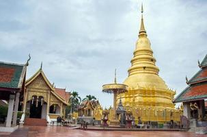 dorado pagoda a phra ese hariphunchai templo, wat phra ese hariphunchai en lamphun, norte de Tailandia foto