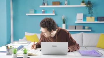 depressief mannetje leerling aan het studeren Bij huis, verward, niet in staat naar focus Aan lessen. een ongemotiveerd mannetje leerling kan niet focus Aan zijn studies en wordt verveeld. video