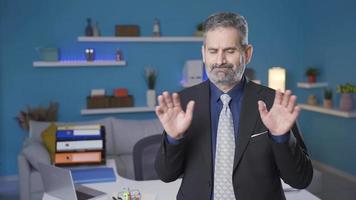 porträtt av misslyckad och osäker lågt läge affärsman. mogna affärsman ser på kamera uttrycker misslyckas och omöjlig, porträtt av bankrutt, förlust man. video