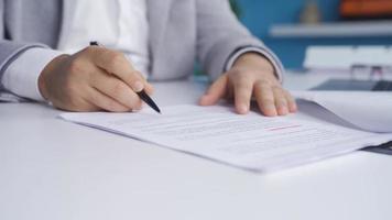 zakenman ondertekening contract met pen in hand. mannetje zakenman ondertekening overeenkomst document in Gesloten kantoor werk. video