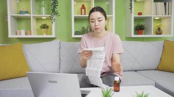asiatisch jung Frau lesen Medizin Flugblatt beim heim. jung asiatisch Frau lesen Prospekt, wollen zu lernen Über Medizin. video
