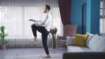 Athlete young man quickly pulls his legs to his stomach, doing exercises to keep his body in shape. video