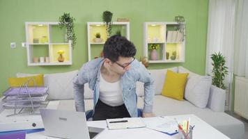 onhandig afgeleid Mens is verveeld en overweldigd in zijn huis kantoor. verveeld en huiverig onhandig Mens werken in huis kantoor. video