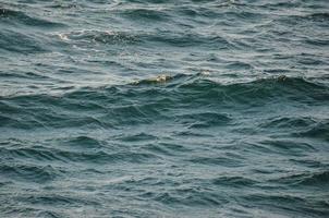mar con pequeño olas foto