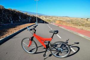 bicicleta roja en la carretera foto