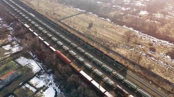 ver desde el altura de el ferrocarril puente en cuales el tren es paso a puesta de sol video