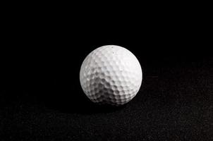 pelota de golf sobre fondo negro foto