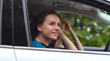 dos joven mujer paseo en un coche y tener divertida. lento movimiento video