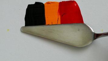 la creazione di un' bandiera di Belgio con acrilico vernici e tavolozza coltello video