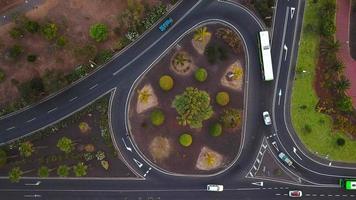 Antenne Aussicht von ein der Verkehr im Innenstadt los Cristianos auf Teneriffa, Kanarienvogel Inseln, Spanien. geschossen beim anders Geschwindigkeiten video