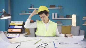 futuro ingeniero chico soñando de su futuro profesión. chico con la seguridad cascos futuro ingeniero constructor arquitecto, soñando de futuro profesión. video