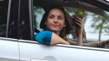 deux Jeune femmes balade dans une voiture et avoir amusement. lent mouvement video