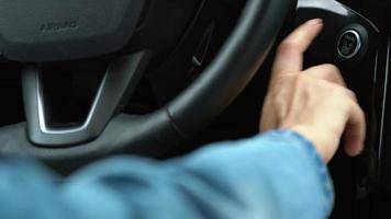 schließen oben von männlich Finger drücken ein Motor Start halt Taste im Auto video