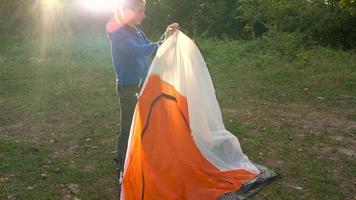 femme est en mettant une touristique tente dans le forêt video