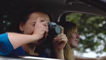 dois jovem mulheres passeio dentro uma carro e ter Diversão. lento movimento video