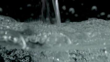 bolhas Aumentar para a superfície em Preto fundos video