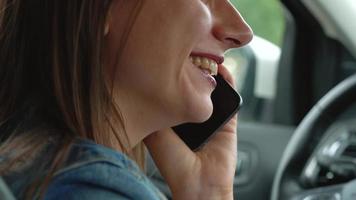 femme parle sur le téléphone intelligent dans le voiture video