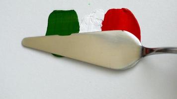 Creating a flag of Italy with acrylic paints and palette knife video